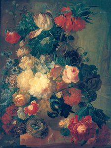 Blomster i en vase med et fuglerede
